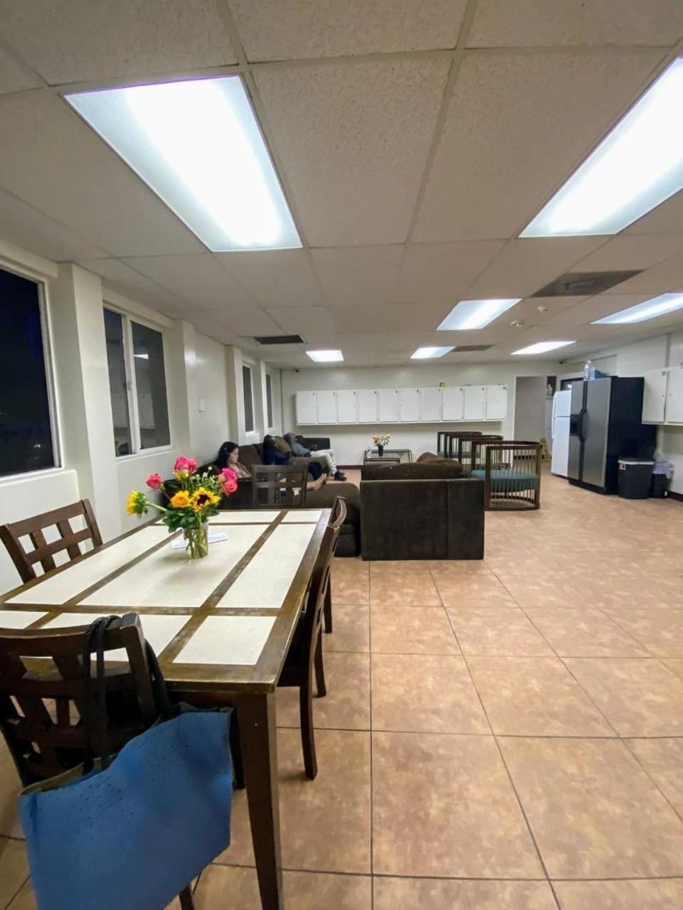 Van Nuys Downtown Paradise Los Angeles Exterior photo